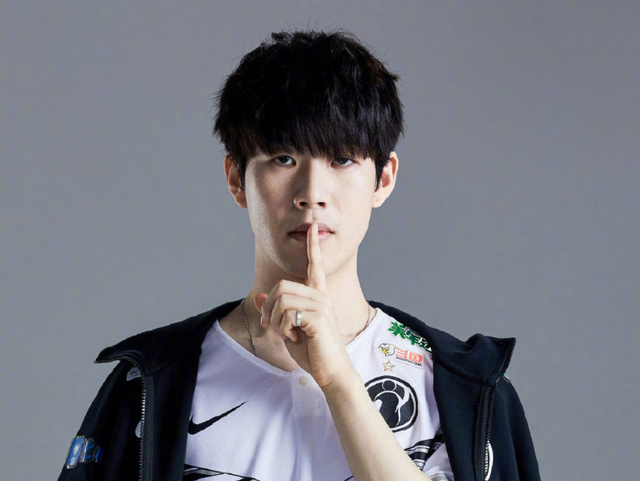 面对左投居 面对左投居